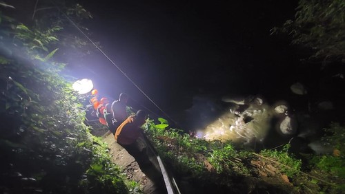 Tim SAR gabungan mencari tukang las yang jatuh di Sungai Ayung, Petang, Badung, Kamis malam (6/3/2025).