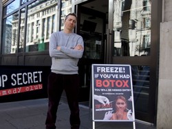 Heboh Klub Komedi di London Larang Masuk Pengunjung yang Wajahnya Suntik Botox