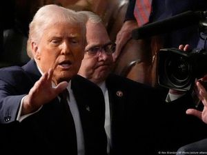 Trump Kenakan Tarif 32%, RI Terancam Kebanjiran Produk Tekstil China-Vietnam