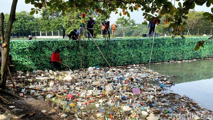 Tumpukan sampah di aliran Sungai Cinambo Bandung