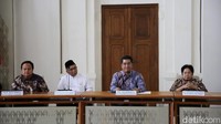 Prof Budi Wiweko Ketua Senat Akedemik UI, Dr. (H.C.) KH Yahya Cholil Staquf Ketua Majelis Wali Amanat UI, Prof Heri Hermansyah Rektor UI, dan Ketua Dewan Guru Besar UI Prof. Harkristuti Harkrisnowo saat memberikan keterangan pers di Ruang Senat Fakultas Kedokteran Universitas Indonesia, Salemba, Jakarta, Jumat (7/3/2025).  