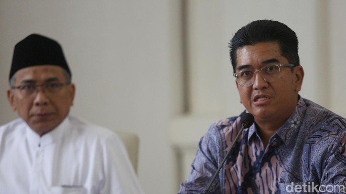 Universitas Indonesia (UI) mengumumkan putusan terkait nasib disertasi Menteri ESDM Bahlil Lahadalia. UI meminta Bahlil memperbaiki disertasinya.