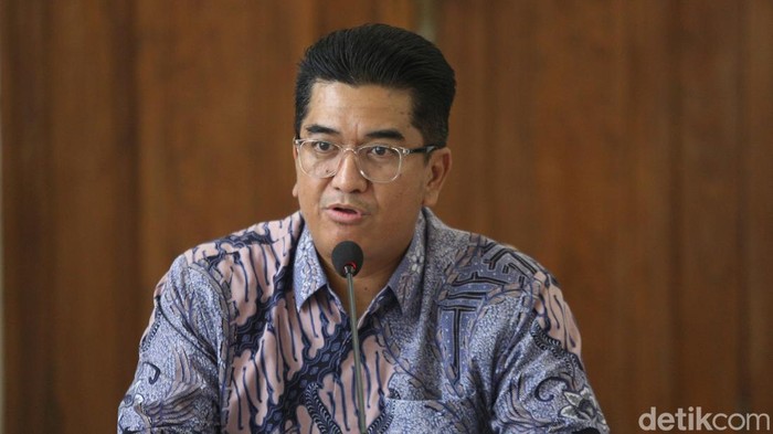 UI Minta Bahlil Perbaiki Disertasi Universitas Indonesia (UI) mengumumkan putusan terkait nasib disertasi Menteri ESDM Bahlil Lahadalia. UI meminta Bahlil memperbaiki disertasinya.