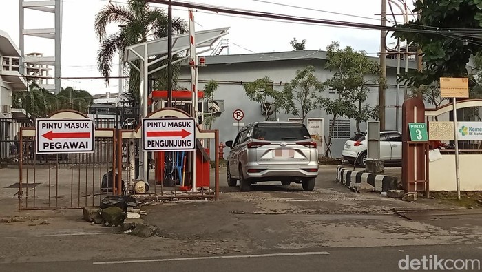 Uji coba perubahan gerbang masuk R4 di RSMH Palembang.