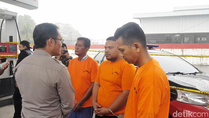 Wakapolrestabes Medan AKBP Taryono Raharja saat menginterogasi pelaku. (Nizar Aldi/detikSumut)