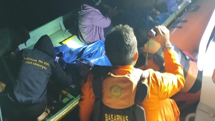 Sebuah longboat dengan 14 penumpang menabrak karang di Wakatobi. Semua penumpang, termasuk pasien rujukan, berhasil dievakuasi dengan selamat.