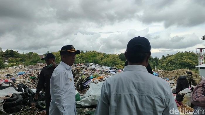 Wakil Bupati Kulon Progo, Ambar Purwoko saat meninjau TPA Banyuroto, Nanggulan, Kulon Progo, Jumat (7/3/2025).