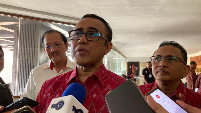 Wali Kota Denpasar, I Gusti Ngurah Jaya Negara (tengah), didampingi Ketua Umum KONI Denpasar, I Putu Yudi Atmika (kanan), seusai pelantikan pengurus KONI Denpasar periode 2025-2030. (Krisna Pradipta/detikBali)