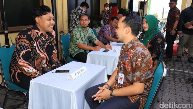 Wali Kota Solo, Respati Ardi mengunjungi layanan Klik on PHK di Kantor Disnaker Solo, Jumat (7/3/2025).