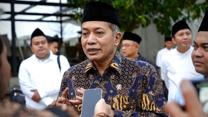 Wakil Menteri Koperasi Ferry Juliantono safari meninjau unit-unit koperasi di pondok pesantren di tengah bulan Ramadan. Ferry meninjau unit koperasi di sela acara silaturahmi dengan Pimpinan Pondok Pesantren Sunan Drajat Abdul Ghofur, Lamongan, Jawa Timur, Jumat (7/3).