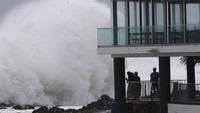 Pejabat New South Wales dan Queensland telah memperingatkan penduduk untuk tetap berada di dalam rumah atau bersiap untuk mengungsi jika diminta. AP/Jason OBrien 