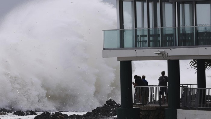 Warga Australia Bersiap Hadapi Topan Alfred People watch as huge swells hit the beaches on the Gold Coast, Australia, Thursday, March 6, 2025. (Jason O'Brien/AAP Image via AP)