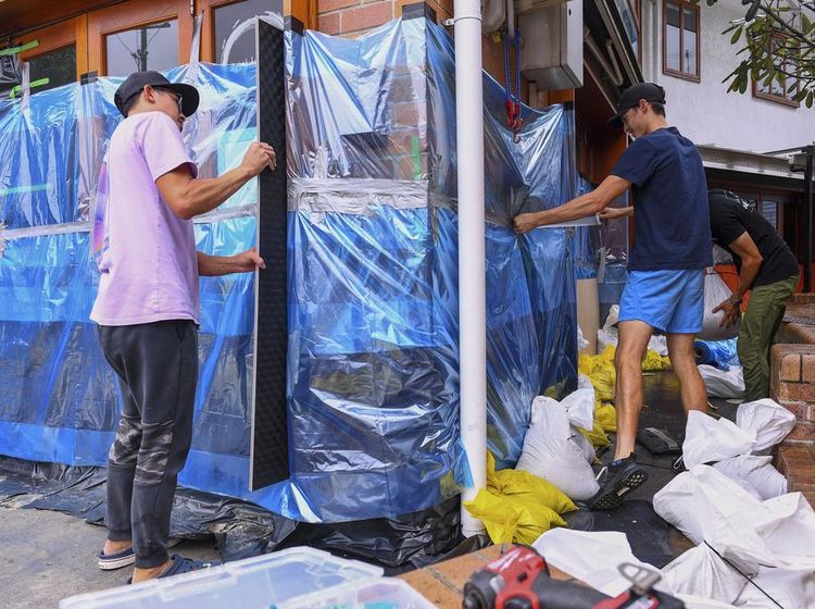 Warga Australia Bersiap Hadapi Topan Alfred