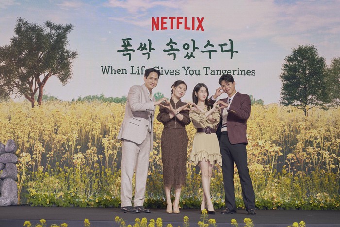Kiri ke kanan: Park Hae Joon, Moon So Ri, IU, Park Bo Gum di konferensi pers drama Korea When Life Gives You Tangerines yang digelar di Seoul pada Rabu (5/3/2025).