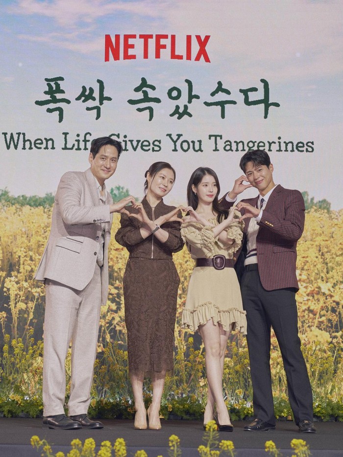 Kiri ke kanan: Park Hae Joon, Moon So Ri, IU, Park Bo Gum di konferensi pers drama Korea When Life Gives You Tangerines yang digelar di Seoul pada Rabu (5/3/2025).
