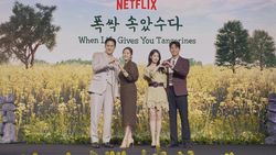 Foto-foto Konferensi Pers When Life Gives You Tangerines
