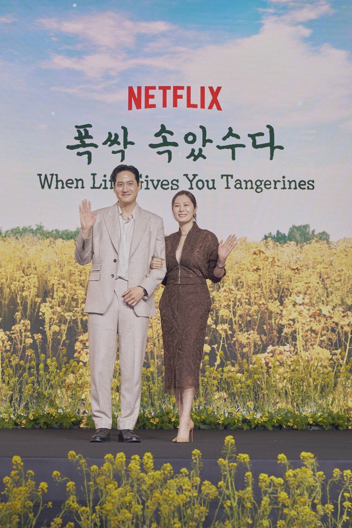 Kiri ke kanan: Park Hae Joon dan Moon So Ri di konferensi pers drama Korea When Life Gives You Tangerines yang digelar di Seoul pada Rabu (5/3/2025).