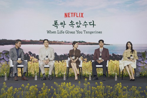 Kiri ke kanan: Sutradara Kim Won Suk, aktor Park Hae Joon, aktris Moon So Ri, aktor Park Bo Gum, aktris IU di konferensi pers drama Korea When Life Gives You Tangerines yang digelar di Seoul pada Rabu (5/3/2025).