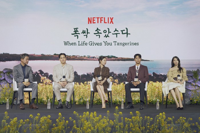 Kiri ke kanan: Sutradara Kim Won Suk, aktor Park Hae Joon, aktris Moon So Ri, aktor Park Bo Gum, aktris IU di konferensi pers drama Korea When Life Gives You Tangerines yang digelar di Seoul pada Rabu (5/3/2025).