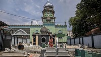 Warga berziarah di kompleks pemakaman Masjid Baiturrohmah, Padasuka, Kota Cimahi, Jawa Barat, Jumat (7/3/2025).