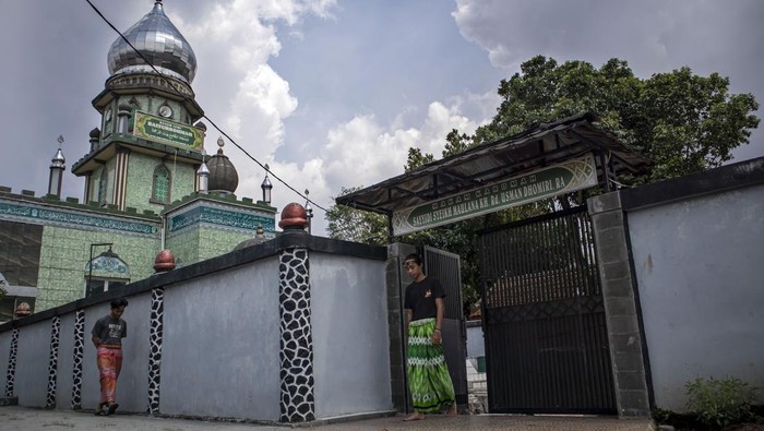 Wisata Religi Masjid Tertua di Kota Cimahi Warga berjalan keluar kompleks pemakaman Masjid Baiturrohmah di Padasuka, Kota Cimahi, Jawa Barat, Jumat (7/3/2025). Masjid yang dibangun pada tahun 1938 oleh ulama besar yang juga pejuang kemerdekaan Republik Indonesia, KH Usman Dhomiri serta sempat menjadi tempat menyusun strategi pertempuran dan sarana penyebaran Islam tersebut merupakan masjid tertua di Kota Cimahi dan menjadi salah satu tujuan wisata religi yang dikunjungi umat Islam saat bulan Ramadhan. ANTARA FOTO/Abdan Syakura/rwa.