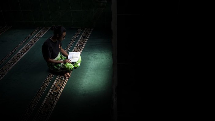 Warga berjalan keluar kompleks pemakaman Masjid Baiturrohmah di Padasuka, Kota Cimahi, Jawa Barat, Jumat (7/3/2025). Masjid yang dibangun pada tahun 1938 oleh ulama besar yang juga pejuang kemerdekaan Republik Indonesia, KH Usman Dhomiri serta sempat menjadi tempat menyusun strategi pertempuran dan sarana penyebaran Islam tersebut merupakan masjid tertua di Kota Cimahi dan menjadi salah satu tujuan wisata religi yang dikunjungi umat Islam saat bulan Ramadhan. ANTARA FOTO/Abdan Syakura/rwa.