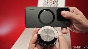 Jadi, awalnya lensa 35mm f/1.4 ini terpisah dengan smartphonenya. Pada smartphone sudah ada sensor gambar M4/3 bawaan. Foto: Fitraya Ramadhanny/detikINET