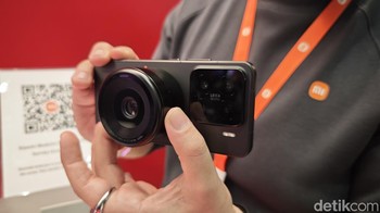 Kita pun bisa mengatur fokusnya dari layar display, atau memutar lensanya seperti sedang memakai kamera mirorless. Foto: Fitraya Ramadhanny/detikINET