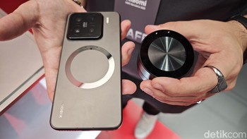 Kok bisa sih menempel kencang dan terkoneksi begitu? Ada teknologi Xiaomi LaserLink Communication yang memungkinkan transfer data yang mulus antara kamera dan ponsel. Perhatikan dua titik kecil seperti jarum pada lensa, dan dua lubang pada smartphone sebagai kunciannya. Foto: Fitraya Ramadhanny/detikINET