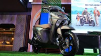 Secara dimensi, Yamaha Gear Ultima 125 Hybrid masih mirip-mirip versi sebelumnya, yakni kompak dengan posisi duduk yang relaks. Sementara bodinya dirancang sangat agresif dengan sudut-sudut tajam. Foto: (Septian Farhan Nurhuda/detikOto)