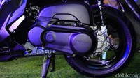Yamaha Gear Ultima 125 Hybrid menggunakan mesin BlueCore Hybrid dengan kapasitas 125cc dan pendingin udara. Pembekalan tersebut membuat motor mampu menghasilkan tenaga 6,2 kW dan torsi 10,6 Nm. Foto: Septian Farhan Nurhuda/detik.com
