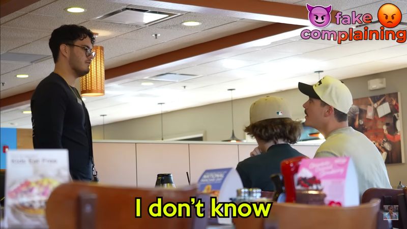 YouTuber Ini Beri Tip Rp 8 Juta Usai Prank Pelayan Resto