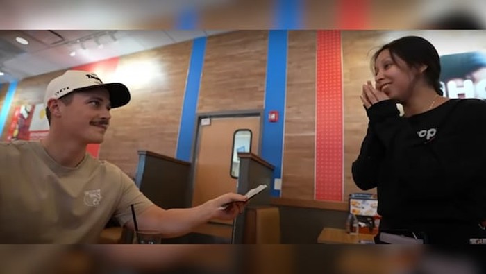 YouTuber Ini Beri Tip Rp 8 Juta Usai Prank Pelayan Resto