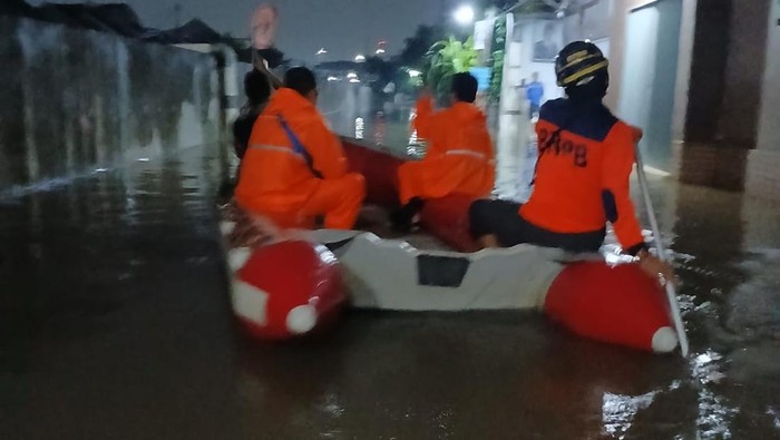10 wilayah di Tangerang Selatan banjir, 4 perahu karet diterjunkan (Dok BPBD Tangsel).