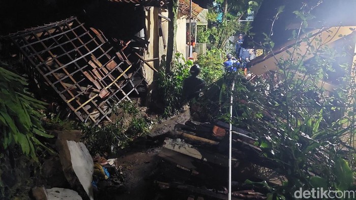 6 rumah rusak diterjang banjir bandang di Cireundeu Cimahi