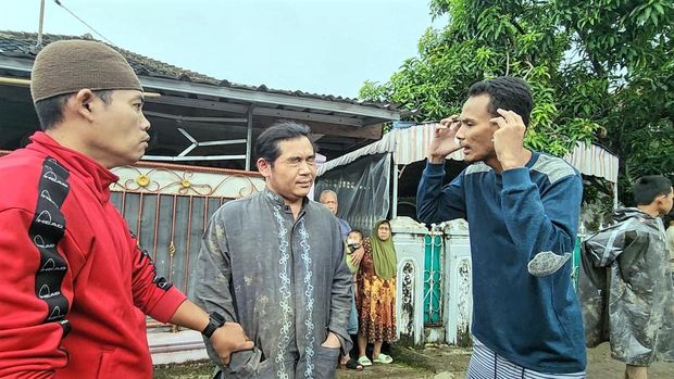 Aang ditegur warga gegara cuek dengan kematian anak dan istrinya