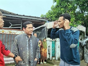 Warga Kesal Lihat Aang Cuek Saat Istri-Anak Jadi Korban Banjir Palabuhanratu