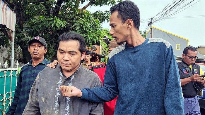 Aang saat ditegur warga yang geram dengan sikap santainya.