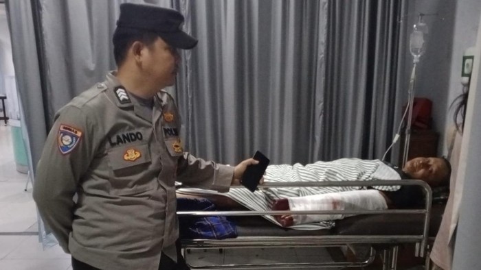 Abu Bakar terbaring di rumah sakit usai diterkam buaya saat menangkap ikan di Sungai Kampung Seberang