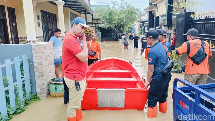 air meluap ke perkampungan kawasan pamekasan