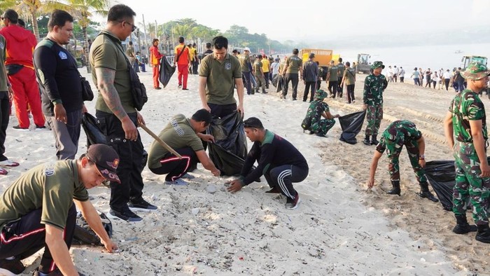 Aksi bersih-bersih pantai dalam rangka HUT Satpol PP dan HUT Satlinmas Bali di Pantai Kedonganan, Badung, Sabtu (8/3/2025). (Pemkab Badung)
