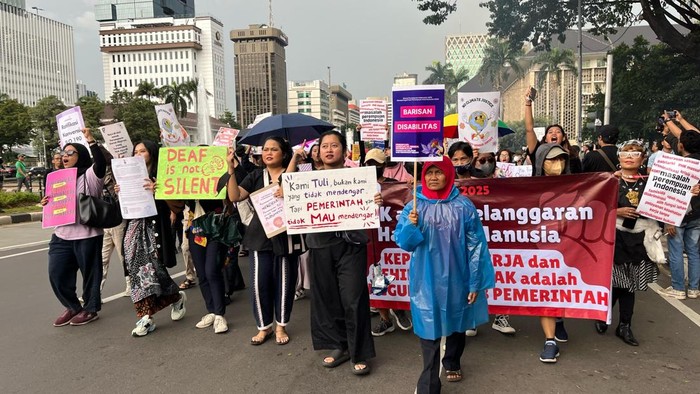 Sejumlah elemen masyarakat di bawah Aliansi Perempuan Indonesia (API) menggelar aksi di kawasan Patung Kuda Arjuna Wijaya, Jakarta Pusat. Aksi itu dalam rangka memperingati Hari Perempuan Internasional.