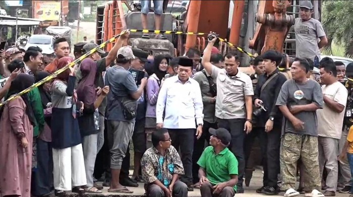 Al Haris saat meninjau jalan putus penghubung Jambi dan Sumbar di Bungo