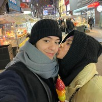 Dalam foto terbaru, Angga memamerkan momen manisnya dengan sang istri ketika menikmati tanghulu.  Foto: Instagram @angga