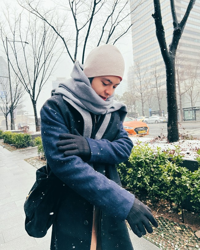 Begini gaya Angga Yunanda saat menikmati musim dingin di Korea Selatan. Foto: Instagram @angga