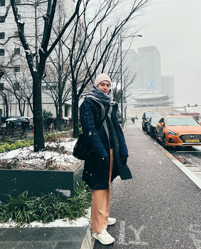 Banyak orang menyebut Angga harus bertemu ‘kembarannya’ di Korea yaitu V BTS. Foto: Instagram @angga