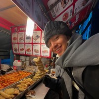 Angga dan Shenina juga menikmati makanan pinggir jalan Korea, eomuk. Di kolom komentar, netizen pun menunggu para penggemar untuk ngamuk. “Ditunggu part-part yang bikin netizen ngamuk wkwk,” “Bahkan setelah ujian menahan lapar dan haus, aku masih saja diberi ujian menahan kesedihan dan iri hati ini,” “UDAH ABIS YAA FOTO NIKAHAN KEMAREENN?” tulis mereka. Foto: Instagram @angga