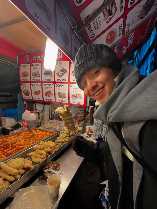 Angga dan Shenina juga menikmati makanan pinggir jalan Korea, eomuk. Di kolom komentar, netizen pun menunggu para penggemar untuk ngamuk. “Ditunggu part-part yang bikin netizen ngamuk wkwk,” “Bahkan setelah ujian menahan lapar dan haus, aku masih saja diberi ujian menahan kesedihan dan iri hati ini,” “UDAH ABIS YAA FOTO NIKAHAN KEMAREENN?” tulis mereka. Foto: Instagram @angga