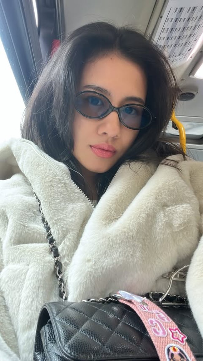 Shenina juga tidak kalah stylish dari Annga. Begini pose pengantin baru tersebut saat memamerkan gayanya di dalam bis.  Foto: Instagram @angga