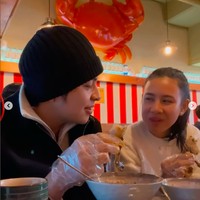 Angga juga mengunggah momen kulineran mereka, termasuk saat makan ganjang gejang. Foto: Instagram @angga